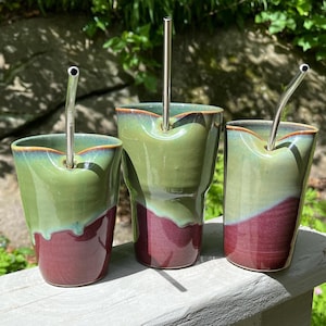 Tasse de voyage à cocktail avec café glacé avec paille en métal