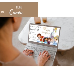 Pu&ograve; includere: Uno schermo di laptop che mostra una carta d'imbarco stampabile con il testo "ARDING PASS Annie Smith Magic kingdom" e un'immagine di cartoni animati di principesse Disney. Il testo "August time: 10:00 pm 1234 Gate A4 To MCO Magic Kingdom" &egrave; anche visibile sulla carta d'imbarco.