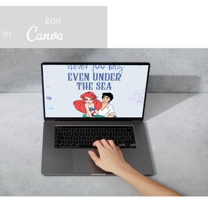 Op de afbeelding: Een laptop met een lichtblauwe achtergrond op het scherm. De achtergrond heeft een cartoonafbeelding van Ariel en Prins Eric uit de Disney-film De Kleine Zeemeermin. De tekst op het scherm luidt "Never too big even under the sea".