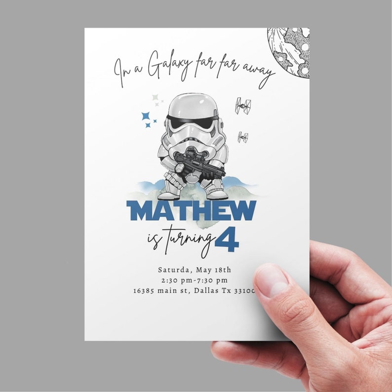 K&ouml;nnte beinhalten: Eine Star Wars-Geburtstagseinladung mit einer Cartoon-Illustration eines Stormtroopers. Die Einladung lautet "In einer weit, weit entfernten Galaxie" und "Mathew wird 4 Jahre alt". Die Einladung enth&auml;lt auch das Datum, die Uhrzeit und die Adresse der Party.