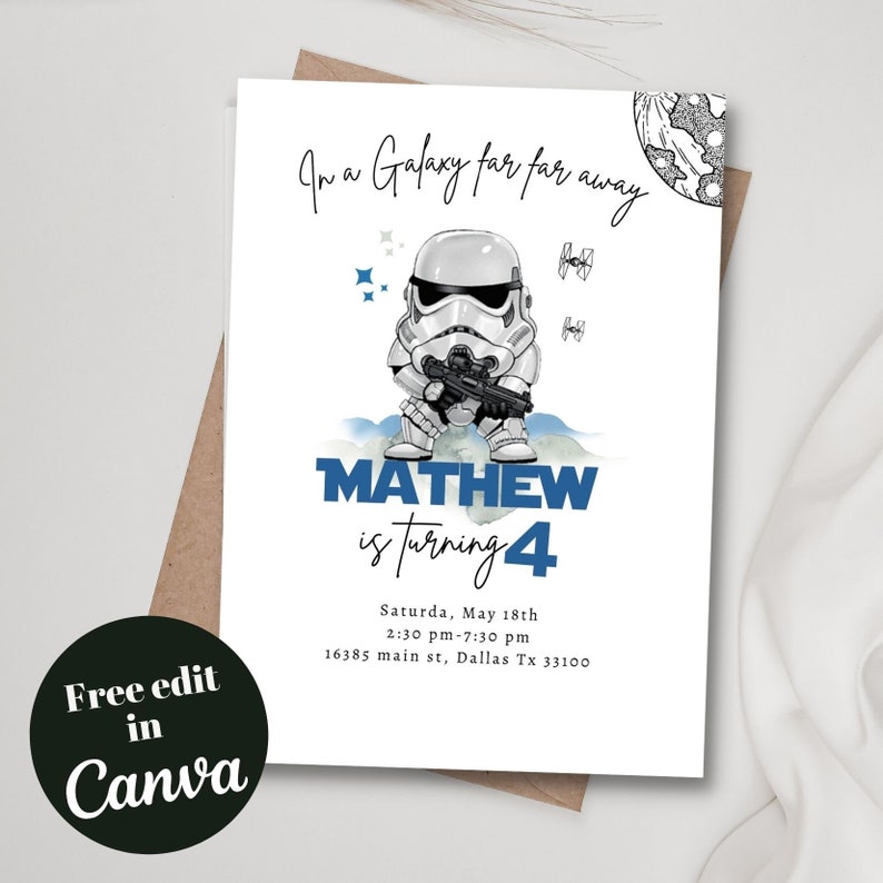 K&ouml;nnte beinhalten: Eine Star Wars-Geburtstagseinladung mit einer Cartoon-Illustration eines Stormtroopers. Die Einladung lautet "In einer weit, weit entfernten Galaxie" und "Mathew wird 4 Jahre alt". Die Einladung enth&auml;lt das Datum, die Uhrzeit und den Ort der Party.