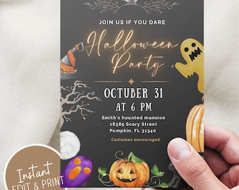 Puede incluir: Invitación a una fiesta de Halloween en blanco y negro con un murciélago negro, un sombrero de bruja, un fantasma, una calabaza y un árbol espeluznante. La invitación dice "Join us if you dare Halloween Party" e incluye la fecha, la hora y la ubicación de la fiesta. Se anima a los asistentes a disfrazarse.