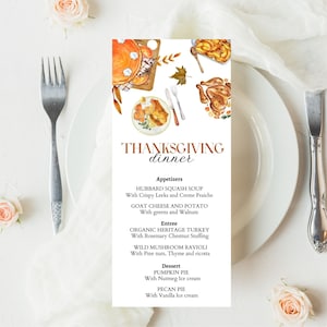 Może przedstawiać: Menu kolacji z okazji Święta Dziękczynienia z akwarelowymi ilustracjami ciasta dyniowego, pieczonego indyka i miski ravioli. Menu zawiera propozycje przystawek, dania gł&oacute;wnego i deseru.