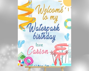 Op de afbeelding: Een blauw en wit welkomsbord met een aquarel achtergrond. Het bord zegt "Welkom op mijn waterpark verjaardag liefde Carson". Het bord heeft illustraties van waterglijbanen, palmbomen en een reddingsboei.