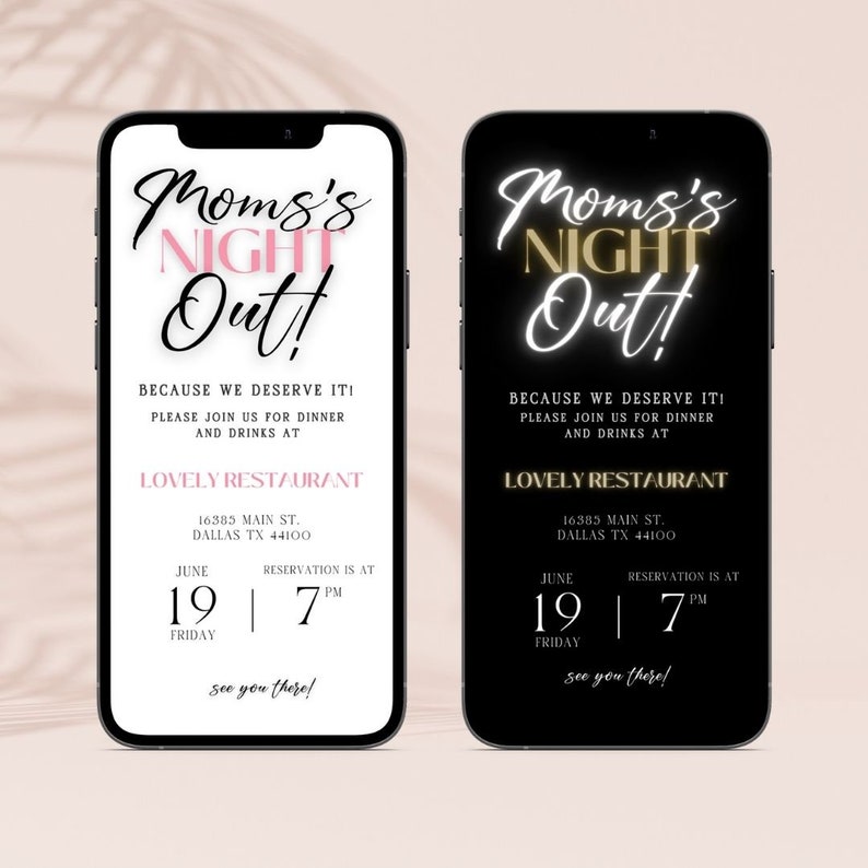 Op de afbeelding: Twee zwart-witte telefoon schermmocups met een roze en gouden uitnodiging voor een "Moeders Nacht Uit!" evenement. De uitnodiging bevat de datum, tijd en locatie van het evenement. De tekst luidt: "Omdat we het verdienen! Doe mee voor diner en drankjes bij Lovely Restaurant, 16385 Main St., Dallas TX 44100. 19 juni, vrijdag, 19:00 uur. Tot dan!"