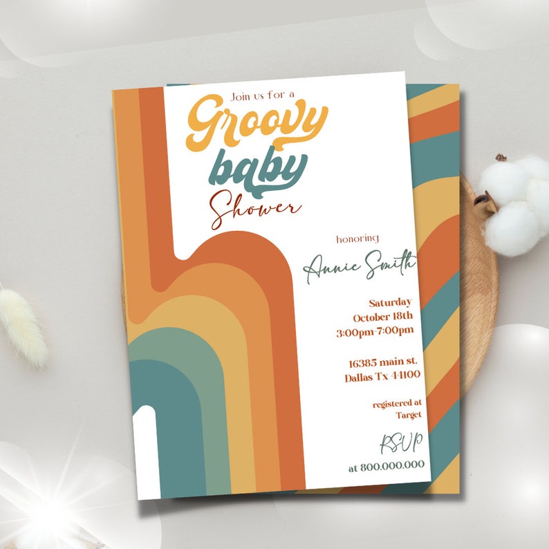 Puede incluir: Una invitaci&oacute;n a una baby shower groovy con un dise&ntilde;o retro de arco&iacute;ris colorido. La invitaci&oacute;n presenta el texto "Groovy baby shower" en una fuente retro e incluye detalles sobre el evento, incluida la fecha, la hora, la ubicaci&oacute;n y la informaci&oacute;n de RSVP.