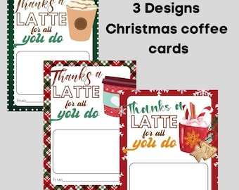 Op de afbeelding: Drie printbare kerstkaarten voor koffie met een rood-wit geruite achtergrond, een groen-wit gestippelde achtergrond en een rode sneeuwvlokkenachtergrond. Elke kaart heeft een koffiemok met een feestelijk ontwerp en de tekst "Thanks a Latte for all you do".