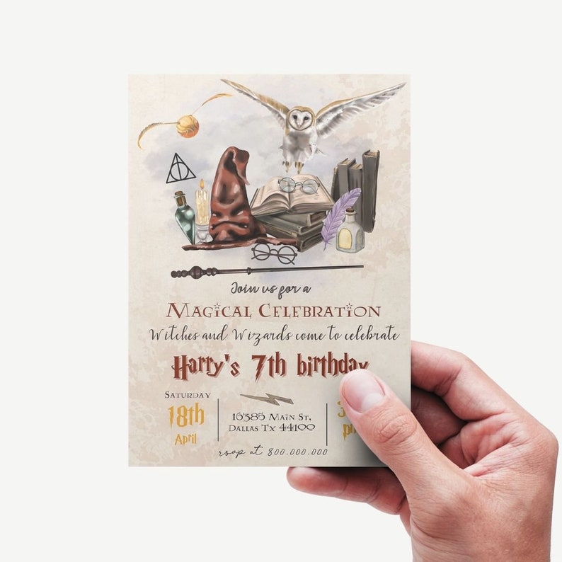 Op de afbeelding: Een Harry Potter-thema-verjaardagsuitnodiging met een bruine sorteerhoed, een gouden snitch, een witte uil en een stapel boeken. De uitnodiging luidt: "Doe mee met een magische viering Heksen en tovenaars komen om de 7e verjaardag van Harry te vieren Zaterdag 18 april 16385 Main St. Dallas Tx 44100 rsvp op 800.000.000"