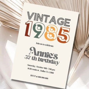 以下が含まれることがあります： レトロなデザインの1985年ヴィンテージバースデーパーティー招待状。招待状は、アニーの37歳の誕生日で、パーティーの日時と場所が記載されています。RSVP情報も含まれています。