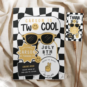 Puede incluir: Invitación a una fiesta de cumpleaños a cuadros negros y blancos con detalles dorados. La invitación dice "Carson is Two Cool" e incluye una fecha del 8 de julio, hora de 2 a 4 pm, e información de RSVP.