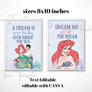 Op de afbeelding: Twee 20,3 x 25,4 cm printbare posters met Ariel uit De Kleine Zeemeermin. De eerste poster heeft een blauwe achtergrond met Ariel en Prins Eric. De tekst luidt "Een droom is nooit te groot, zelfs onder de zee". De tweede poster heeft een lichtblauwe achtergrond met Ariel. De tekst luidt "Droom groot, net als de oceaan".