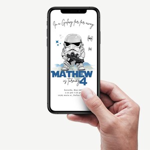 K&ouml;nnte beinhalten: Eine digitale Einladung zu einer 4. Geburtstagsfeier mit einer Cartoon-Illustration eines Star Wars Stormtroopers. Der Einladungstext lautet "In einer weit, weit entfernten Galaxie... Mathew wird 4 Jahre alt".