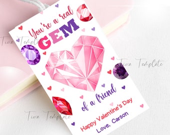 Könnte beinhalten: Eine weiße Karte mit einem rosafarbenen herzförmigen Edelstein und dem Text "You're a real GEM of a friend Happy Valentine's Day Love, Carson".