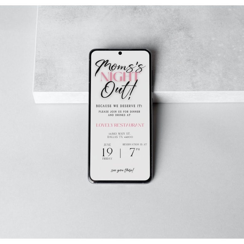 Op de afbeelding: Een digitale uitnodiging voor een "Moeders avondje uit!"-evenement in Lovely Restaurant op 19 juni om 19:00 uur. De uitnodiging is ontworpen om eruit te zien als een smartphone-scherm.