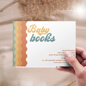 Puede incluir: Una tarjeta blanca con el texto "Baby books" en letras turquesa y amarillas. La tarjeta tiene un borde de arco&iacute;ris colorido con un patr&oacute;n ondulado. El texto debajo del t&iacute;tulo dice: "una peque&ntilde;a petici&oacute;n. que no ser&aacute; dif&iacute;cil. por favor, trae un libro en por sig recordaremos y compartiremos contigo incluso cuando seas rd."