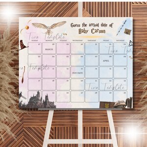 Può includere: Un gioco di baby shower stampabile a tema Harry Potter. Il gioco chiede agli ospiti di indovinare la data di arrivo di Baby Carson. Il gioco presenta un calendario con una data di scadenza contrassegnata. Il calendario è decorato con nuvole in stile acquerello e un castello di Hogwarts.
