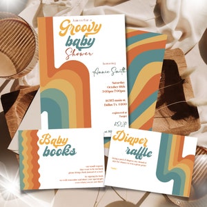 Puede incluir: Invitaci&oacute;n a una baby shower groovy con un dise&ntilde;o de arco&iacute;ris retro. La invitaci&oacute;n incluye el nombre Annie Smith, la fecha y hora de la ducha, la ubicaci&oacute;n y la informaci&oacute;n de registro. Tambi&eacute;n hay dos tarjetas m&aacute;s peque&ntilde;as, una para libros de beb&eacute; y otra para una rifa de pa&ntilde;ales.