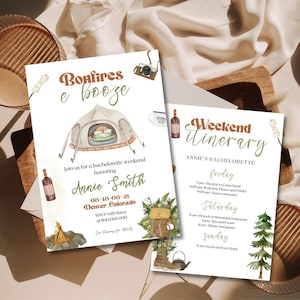 Könnte beinhalten: Eine Einladung zu einem Junggesellinnenabschied mit einer Aquarell-Illustration eines Lagerfeuers, eines Zeltes und einer Tasse. Der Text lautet "Bonfires & Booze" und "Annie Smith" mit dem Datum "08-18-08-21" und dem Ort "Denver, Colorado". Die Einladung enthält auch einen Wochenendplan mit Aktivitäten wie einem Willkommensessen und Getränken, Brunch, Spa und Gesichtsbehandlung, Abendessen und Spielen sowie dem Auschecken.