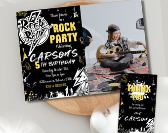 Pode incluir: Convite para uma festa de aniversário de rock and roll em preto e branco com um raio amarelo e o texto "Rock & Roll Party" e "Carson's 5th Birthday". O convite inclui uma foto de um menino tocando guitarra.