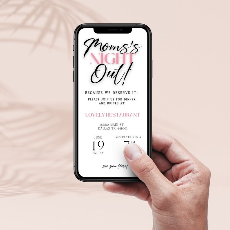 Op de afbeelding: Een smartphone-scherm met een roze en zwarte uitnodiging voor een "Moeders Nacht Uit" evenement in Lovely Restaurant op 19 juni om 19:00 uur. De uitnodiging bevat het adres van het restaurant: 16385 Main St., Dallas TX 44100.