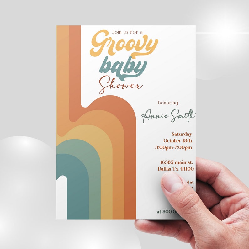 Puede incluir: Una invitaci&oacute;n a una baby shower groovy con un dise&ntilde;o de arco&iacute;ris en tonos naranja, amarillo, verde y azul. El texto dice "Join us for a Groovy baby Shower honouring Annie Smith Saturday October 18th 3:00pm-7:00pm 16385 main st. Dallas Tx 41100 at 800.0 1 at"