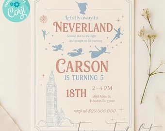 Puede incluir: Una tarjeta de invitación beige claro con el tema de Peter Pan. El texto dice "Let's fly away to Neverland" y "Carson cumple 5 años". La tarjeta incluye ilustraciones de Peter Pan, Campanilla y el Big Ben.