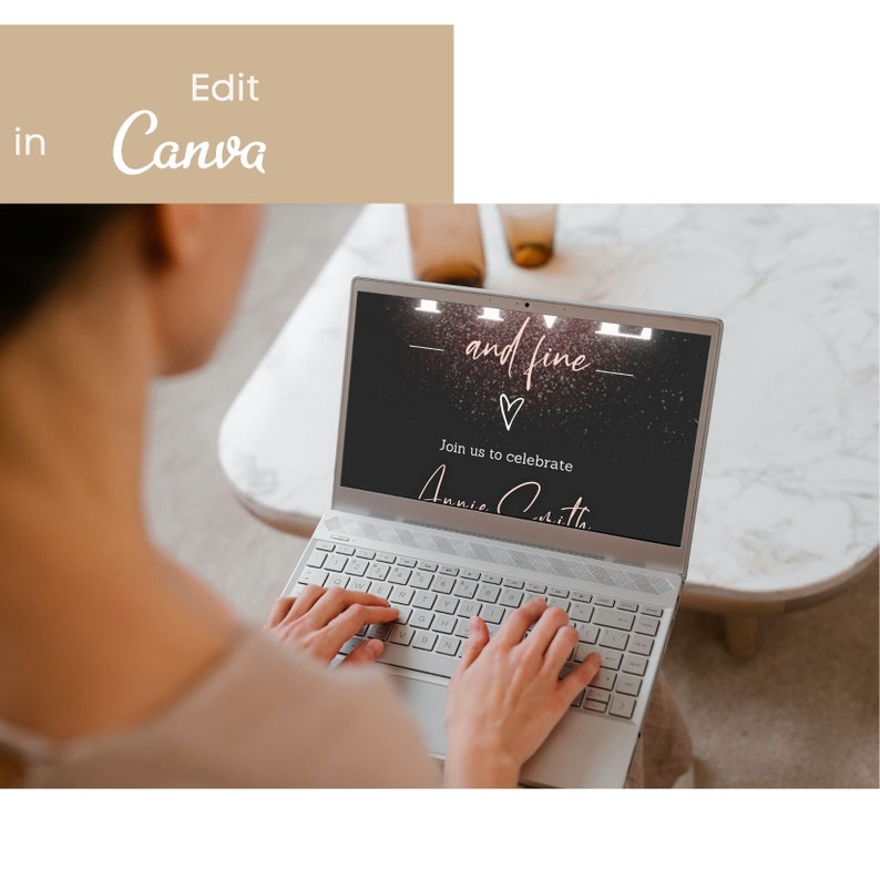Puede incluir: Una pantalla de computadora port&aacute;til que muestra una invitaci&oacute;n digital con un fondo negro y brillo dorado. La invitaci&oacute;n dice "Love and Fine" con un s&iacute;mbolo de coraz&oacute;n y el texto "Join us to celebrate Annie Smith".