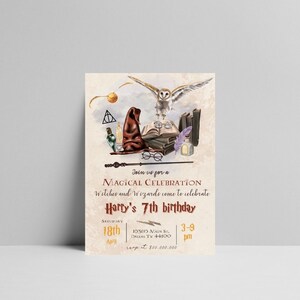 Op de afbeelding: Een Harry Potter-thema verjaardagsuitnodiging met een bruine en witte uil die in de lucht vliegt. De uitnodiging heeft een bruine achtergrond met een witte rand. De tekst op de uitnodiging luidt: "Doe mee met ons voor een magische viering Heksen en tovenaars zijn uitgenodigd om Harrys 7e verjaardag te vieren Zaterdag 18 april 10380 Main St. Dallas TX 44100 15:00-21:00 uur RSVP op 800.000.000".