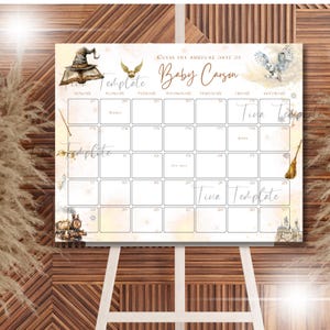 Peut inclure: Un calendrier imprimable blanc sur le thème d'Harry Potter. Le calendrier est de couleur or et blanc et présente des illustrations d'un chapeau de sorcière, d'un vif d'or et d'un hibou. Le texte "Devinez la date d'arrivée de Bébé Carson" est en haut du calendrier.