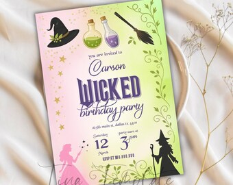 以下が含まれることがあります： 魔女の帽子、ポーションボトル、ほうきが描かれた「Wicked Birthday Party」のカラフルな招待状。「Carson」の名前、パーティーの詳細、「Wicked birthday party」のテキストが含まれています。デザインは魔女のシルエットとプリンセスのシルエットが特徴です。