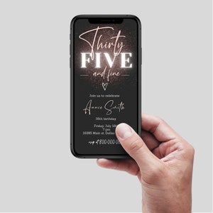 Puede incluir: Una invitaci&oacute;n digital en la pantalla de un tel&eacute;fono inteligente para una fiesta de cumplea&ntilde;os n&uacute;mero 35. La invitaci&oacute;n presenta un fondo negro con brillo dorado y el texto "Thirty FIVE and fine" en blanco y rosa. La invitaci&oacute;n incluye el nombre "Annie Smith", la fecha "Friday, July 18", la hora "7 pm", la direcci&oacute;n "16385 Main st. Dallas" y el n&uacute;mero de RSVP "800.000.00".
