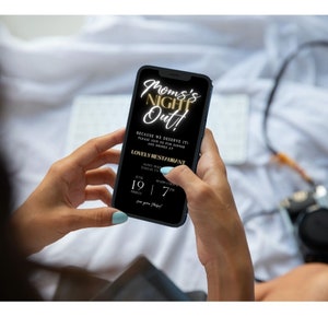 Op de afbeelding: Een zwarte smartphone met een gouden tekstoverlay die "Mom's Night Out!" luidt. De tekst eronder luidt "Because we deserve it! Please join us for dinner and drinks at Lovely Restaurant 1345 Main Dallas, TX Reservation is 7 PM June 19 Friday See you there!"