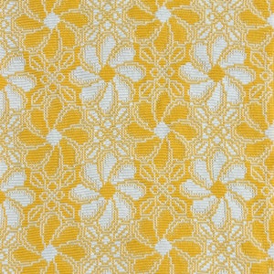 Op de afbeelding: Gele stof met een wit bloemenpatroon. De stof heeft een geweven textuur.