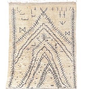 250x350 cm – 新品 ベニ・ウラインラグ – ハンドメイドウールモロッコカーペット – 部族の黒いシンボルがあしらわれた大型アイボリーベルベルラグ – 送料無料
