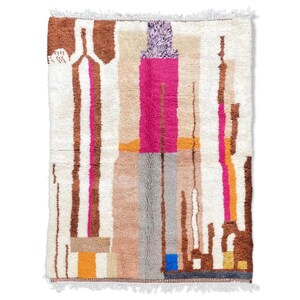 Peut inclure: Tapis rectangulaire abstrait avec un fond blanc et des rayures verticales marron, rose, orange et gris. Le tapis a une bordure à franges et un aspect tissé texturé. Le design comprend des formes géométriques et une touche de rose vif.