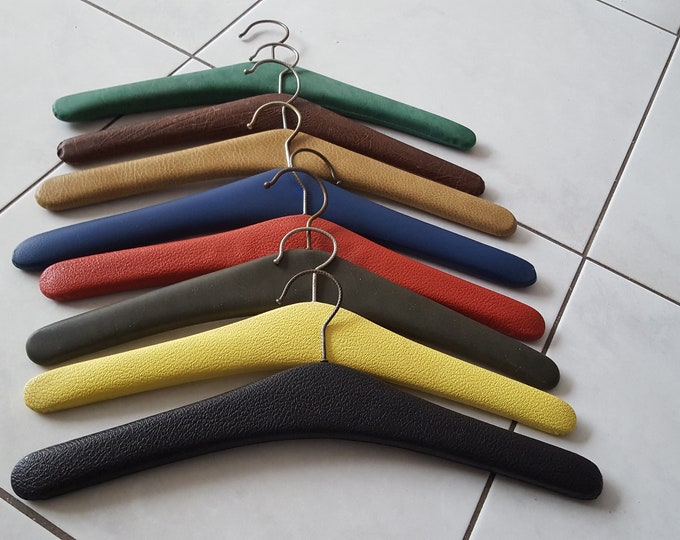 Vintage Coat Hangers 8x in a Mix of Different Colors Wood Skai