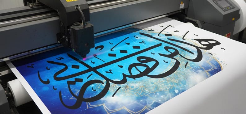 K&ouml;nnte beinhalten: Ein Gro&szlig;formatdrucker in Betrieb, der ein Poster mit arabischer Kalligraphie druckt. Das Kunstwerk zeigt schwarze Schrift auf einem blau-wei&szlig;en Hintergrund mit einem Himmelsdesign. Der Druckkopf bewegt sich und tr&auml;gt Tinte auf das Papier auf.