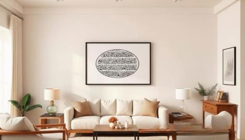 K&ouml;nnte beinhalten: Ein Wohnzimmer mit einem cremefarbenen Sofa, Holzm&ouml;beln und einem gerahmten Kunstwerk mit schwarzer Kalligraphie. Zwei Lampen mit beigen Schirmen und eine kleine Pflanze erg&auml;nzen die Einrichtung. Der Raum hat eine neutrale Farbpalette.