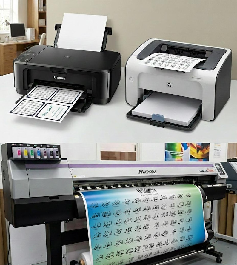 K&ouml;nnte beinhalten: Drei Drucker sind abgebildet: ein schwarzer Canon-Tintenstrahldrucker, ein wei&szlig;er und schwarzer HP-Laserdrucker und ein gro&szlig;er Mimaki-Gro&szlig;formatdrucker. Der Canon- und der HP-Drucker drucken Etiketten. Der Mimaki-Drucker druckt ein gro&szlig;es Banner mit arabischem Text.