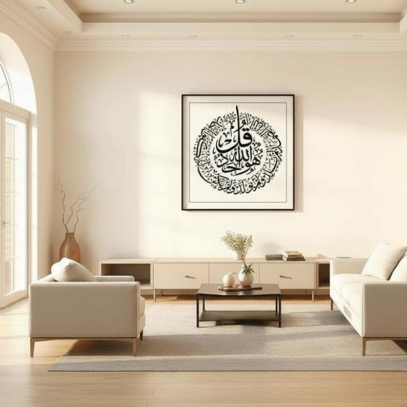 K&ouml;nnte beinhalten: Ein Wohnzimmer mit einem gro&szlig;en, gerahmten Kunstwerk mit komplizierter schwarzer Kalligraphie. Der Raum ist in neutralen T&ouml;nen gehalten, mit beigen Sofas, einem Couchtisch und einem hellfarbigen Teppich. Eine Vase mit getrockneten Zweigen und andere dekorative Gegenst&auml;nde sind ebenfalls vorhanden.
