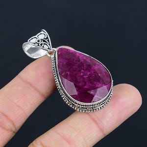 Handgjort Kashmiriskt Röd Rubinhänge: 925 Sterling Silver Päronsten