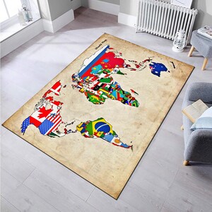 Könnte beinhalten: Ein beiger Teppich mit einem Weltkarten-Design, das Flaggen verschiedener Länder zeigt. Der Teppich hat einen Vintage-Look und der Text "World Map" ist in der oberen linken Ecke gedruckt.