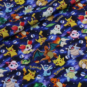 Könnte beinhalten: Dunkelblauer Stoff mit einem sich wiederholenden Muster von Pokémon-Charakteren, darunter Pikachu und Charizard. Das Design beinhaltet Sterne, Poké Bälle und das Wort "Pokémon" in Weiß. Ideal für Bastel- und Nähprojekte.