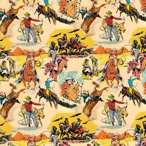 Puede incluir: Una tela con patrón repetitivo que presenta ilustraciones de estilo vintage de vaqueros con camisas rojas y jeans azules montando caballos y lazando ganado. El diseño incluye paisajes desérticos con montañas naranjas sobre fondo beige.