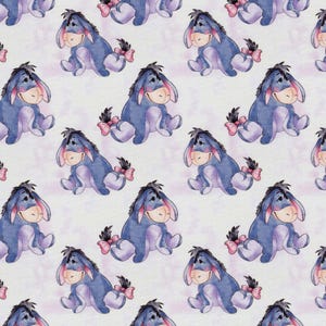 Op de afbeelding: Een herhalend patroon van het personage Iejoor uit Winnie de Poeh. De blauwe ezel zit met een roze strik op zijn staart. De achtergrond is een lichtroze en wit gevlekt ontwerp.