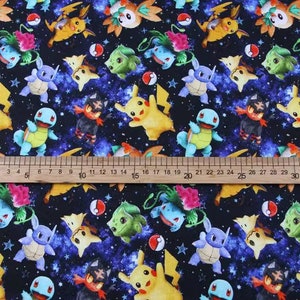 Pode incluir: Um tecido preto com um padrão repetido de personagens de desenhos animados coloridos. Os personagens estão colocados sobre um fundo azul escuro com estrelas brancas. Os personagens incluem uma tartaruga verde, um Pikachu amarelo, uma criatura vermelha e preta e uma criatura azul e branca.