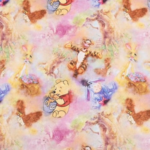 Puede incluir: Una tela colorida con un patrón repetitivo de Winnie de Pooh y sus amigos, incluyendo Tigger, Piglet, Eeyore y Rabbit. Los personajes están representados en un estilo caprichoso sobre un fondo de acuarela.