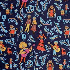 Könnte beinhalten: Ein farbenfroher Stoff mit einem sich wiederholenden Muster von Figuren aus dem Film Coco. Die Figuren sind im traditionellen mexikanischen Stil dargestellt, mit leuchtenden Farben und filigranen Details. Der Stoff hat einen dunkelblauen Hintergrund mit floralen Mustern und Totenköpfen.