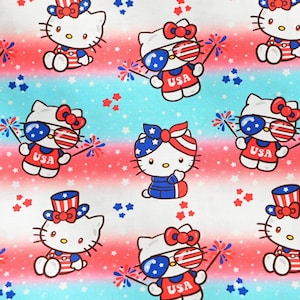 Könnte beinhalten: Wiederholendes Muster mit der Figur Hello Kitty in patriotischer Kleidung. Das Design umfasst rote, weiße und blaue Elemente, wie Sonnenbrillen, Schleifen und Kleidung, mit dem Wort "USA" auf einigen Outfits. Der Hintergrund hat rote und blaue Streifen.