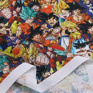 Pu&ograve; includere: Un tessuto colorato con un motivo ripetitivo di personaggi dei cartoni animati della serie anime Dragon Ball Z. I personaggi sono in varie pose ed espressioni, alcuni con i loro abiti caratteristici. Il tessuto &egrave; un mix vibrante di giallo, arancione, rosso, blu, verde e nero.